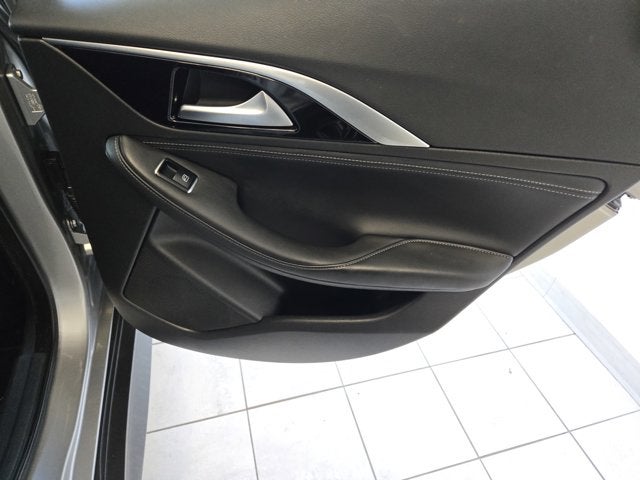 2017 INFINITI QX30 Luxury AWD