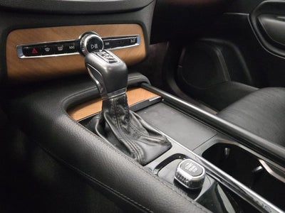2022 Volvo XC90 T6 Momentum AWD
